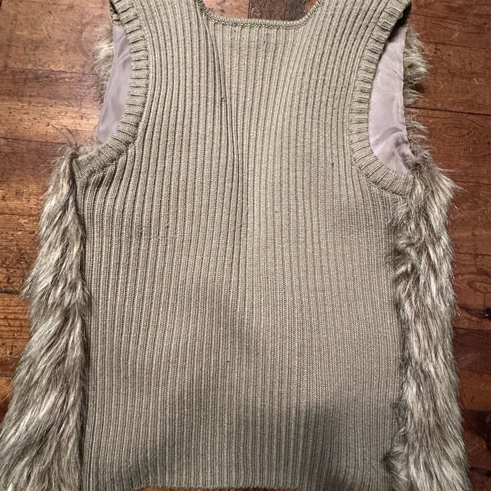 Faux Fur & rib knit vest - Picture 3 of 5